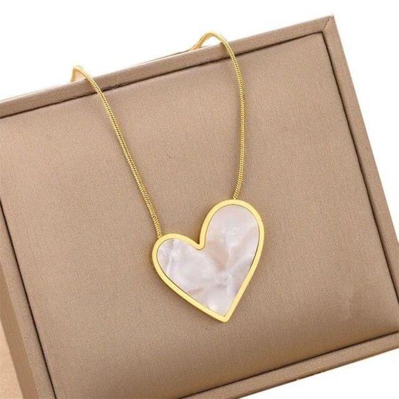 Women’s Heart Shape Necklace NWOT Titanium Steel Plating & Shell - Picture 1 of 3